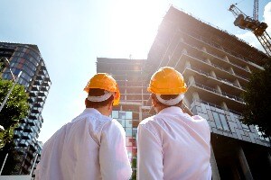 Zwei Architekten, die einem im Bau befindlichen Gebäude gegenüberstehen