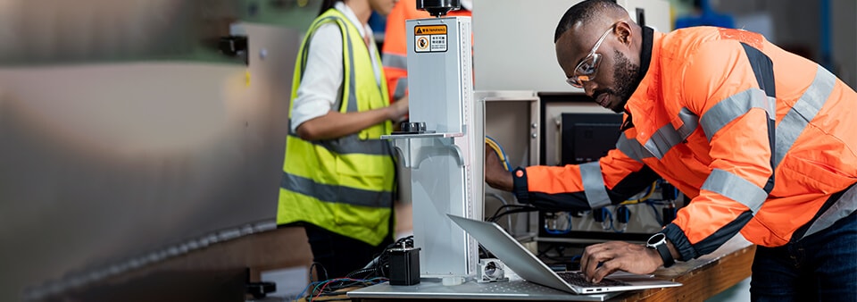 Ingenieros trabajando en un taller de máquinas