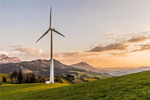 Windrad auf einem Feld