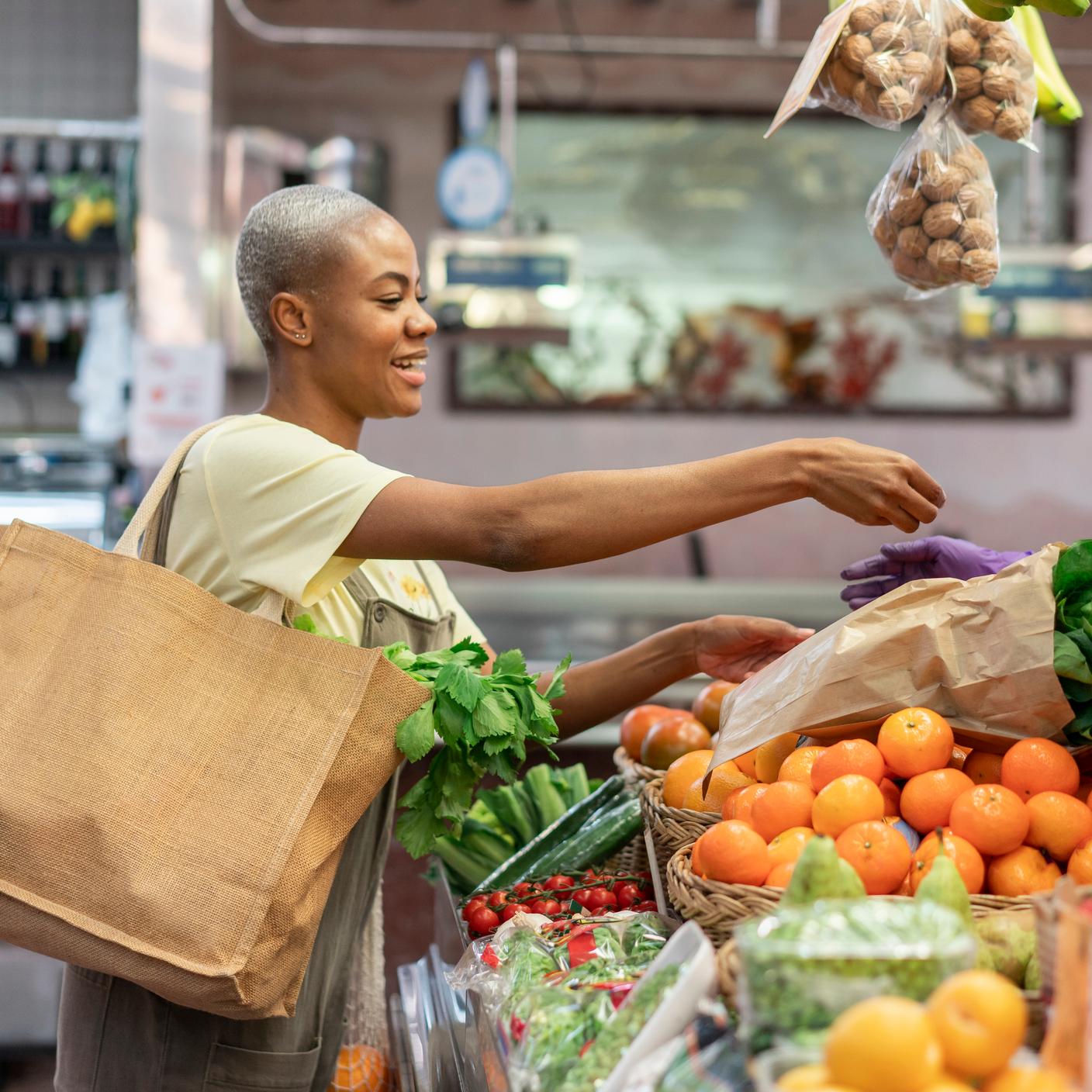 Sustainability : A woman buying fresh food