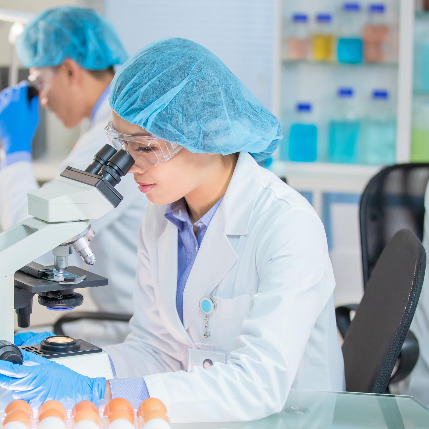 Women using a microscope 