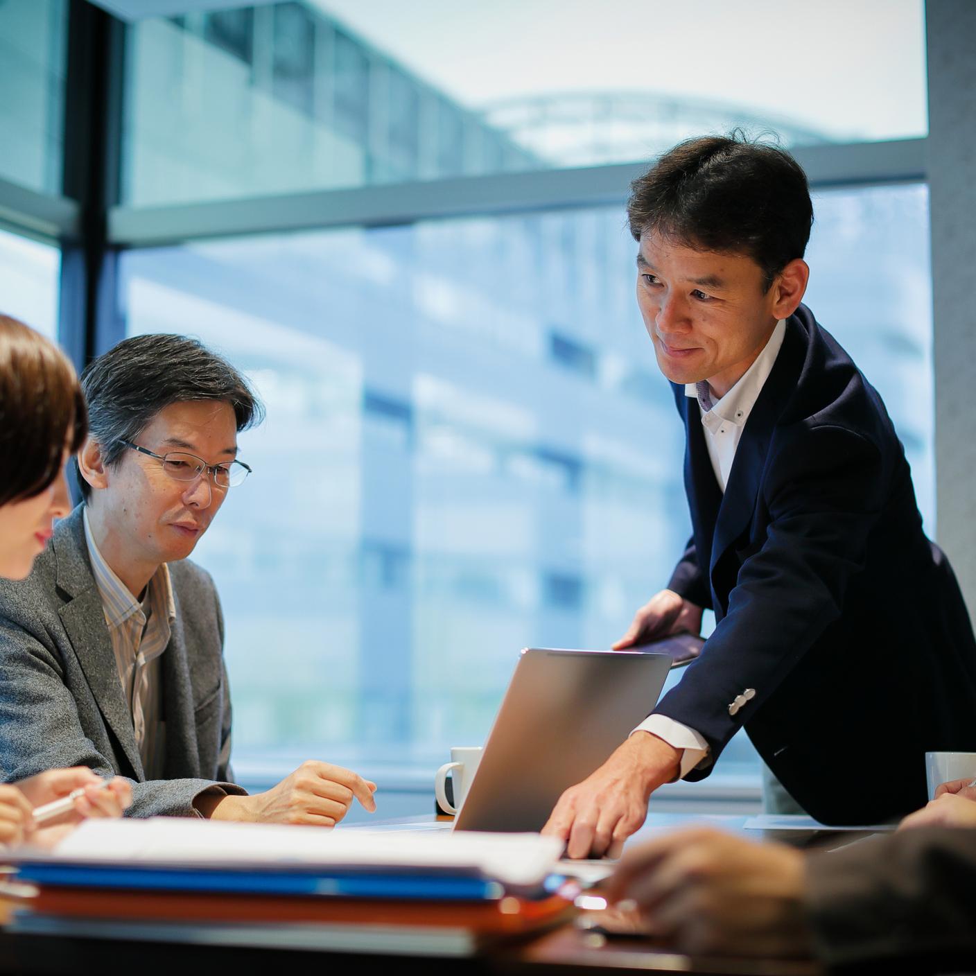 Building trust in temperature-sensitive supply chains - Businessman at a table having a meeting